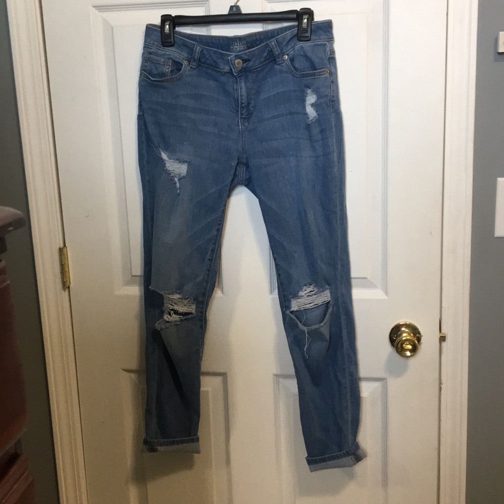 Destroyed “curvy boyfriend” lightwash jean